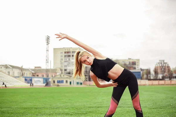 Kız Esniyor Vücudunu Kaslarını Verimli Bir Spor Için Hazırlıyor Şehir — Stok fotoğraf