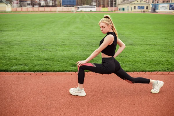 Menina Estende Prepara Seu Corpo Músculos Para Treino Fitness Produtivo — Fotografia de Stock