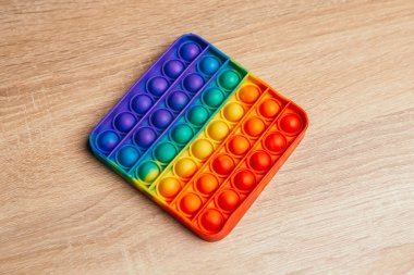 Basit bir gamzeli, renkli stres önleyici tahta masaya koy. Fidget trend kauçuk çocuklar oyun oynamak için nöropati oynuyorlar. Uzayı kopyala Gökkuşağı parmak aleti. Silikon