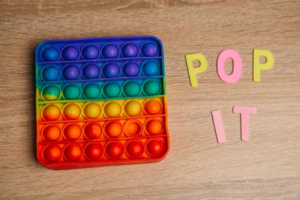 Basit bir gamzeli, renkli stres önleyici tahta masaya koy. Fidget trend kauçuk çocuklar oyun oynamak için nöropati oynuyorlar. Uzayı kopyala Gökkuşağı parmak aleti. Silikon