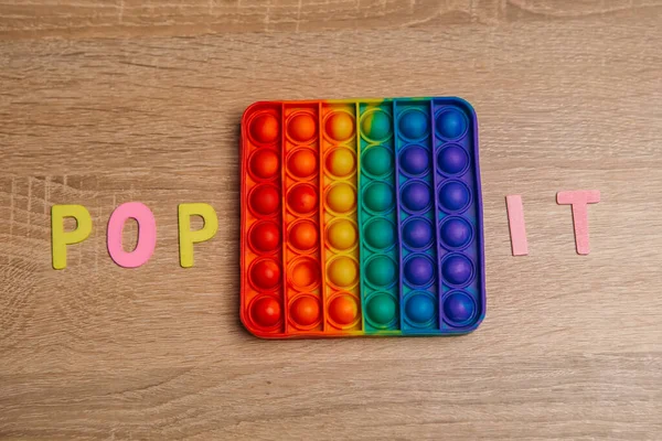 Basit bir gamzeli, renkli stres önleyici tahta masaya koy. Fidget trend kauçuk çocuklar oyun oynamak için nöropati oynuyorlar. Uzayı kopyala Gökkuşağı parmak aleti. Silikon