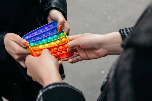 Simple Dimple Colorful Stress Pop Man Hold Hand Popping Fidget — Foto Stock