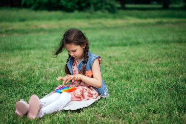 Basit gamzeli, renkli, anti-strese dayanıklı, kız el ele tutuşuyor. Fidget trend kauçuk çocuklar oyun oynamak için nöropati oynuyorlar. Uzayı kopyala Gökkuşağı parmak aleti. Silikon