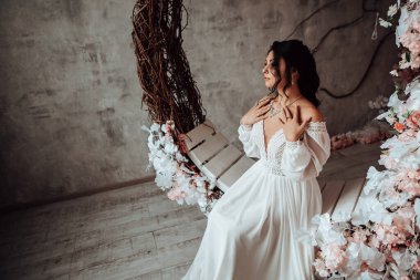 Yakın plan evli gelin nişanı kutluyor. Beyaz elbiseli, gümüş kolyeli, pırlanta dokunmalı bir kadın. Üreme romantik kadın kapalı, kopyalama alanı.