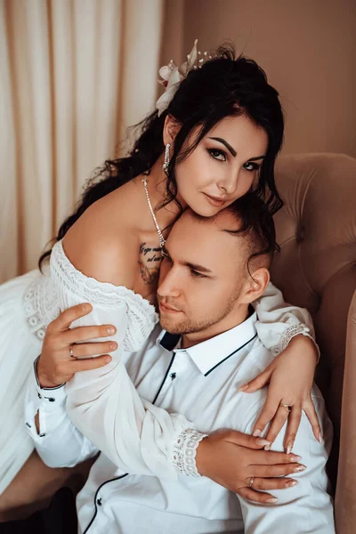 Marito Moglie Coppia Abbracciare Seduta Sessione Fotografica Studio Matrimonio Sposa — Foto Stock
