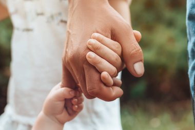 Babalar Günün kutlu olsun! Yetişkin ebeveyn baba büyükbaba küçük oğul ve kız çocukları ellerinde tutuyor. Doğanın bulanık arka plan günbatımı. Sıcak ilişkiler, sevgi dolu aile, kopyalanma alanı