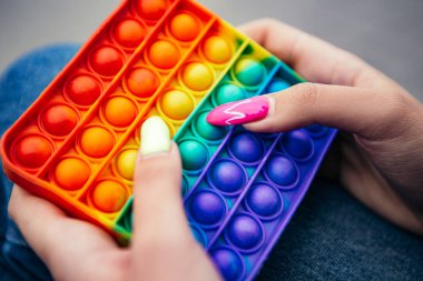 Basit bir gamzeli gamzeli anti-stresli pop it woman hold hand popping game. Fidget popüler moda lastik çocuklar kız çocuklar eğlenceli motor becerileri için oyuncak. Uzayı kopyala Gökkuşağı parmak aygıtı. 