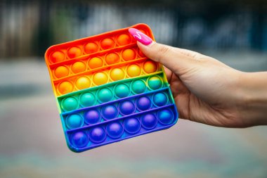 Basit bir gamzeli gamzeli anti-stresli pop it woman hold hand popping game. Fidget popüler moda lastik çocuklar kız çocuklar eğlenceli motor becerileri için oyuncak. Uzayı kopyala Gökkuşağı parmak aygıtı. 