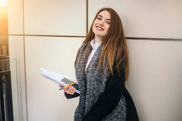 Gülümseyen mutlu bir kadın. Oku belgelerini. Sözleşme imzala. İş arayan bir kadın. Küçük bir işletme sahibi, ortak alan. Serbest Çalışan çevrimiçi ders notları alıyor