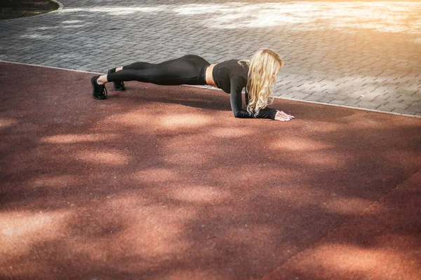 Vrouw Doen Plank Workout Stretching Oefeningen Opwarmen Spieren Buiten Groen — Stockfoto