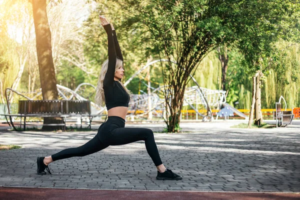 Ritratto Completo Donna Esercizi Stretching Riscaldare Muscoli Fuori Del Parco — Foto Stock