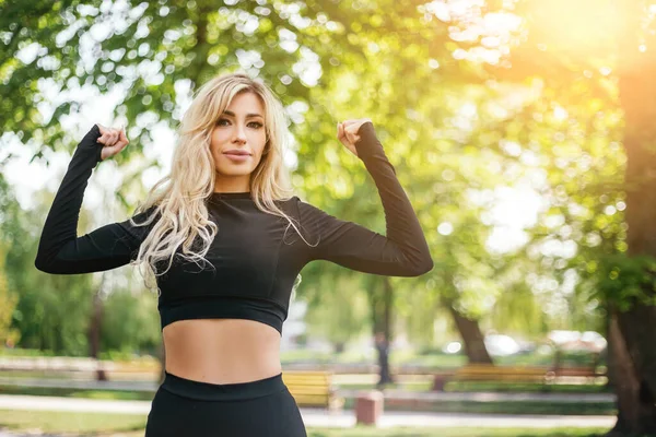 Mulher Posando Mostrando Corpo Bíceps Músculos Abdominais Fora Verde Parque — Fotografia de Stock