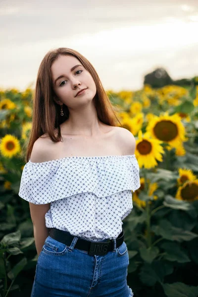 Roztomilé Atraktivní Mladá Dívka Prochází Žlutou Kytici Kvetoucí Slunečnice Pole — Stock fotografie