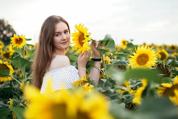 Gelukkig Jong Meisje Loopt Door Geel Boeket Bloeiende Zonnebloem Veld — Stockfoto