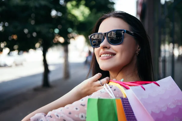 Attraktive Dunkelhaarige Dame Hält Handtaschen Shopperin Trägt Rosa Blumenmuster Kleid — Stockfoto