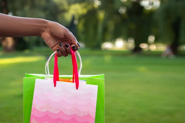 Afroamerikanerin Hält Händchen Viele Taschen Shopper Afrikanerin Trägt Schlichtes Shirt — Stockfoto