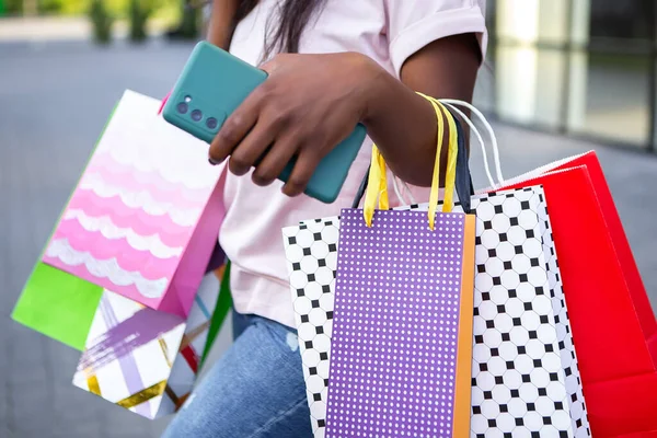 Afroamerikanerin Hält Handy Viele Taschen Shopper Afrikanerin Trägt Schlichtes Shirt — Stockfoto