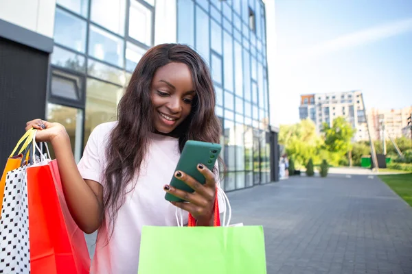 Schockiert Überrascht Afroamerikanische Dame Halten Telefon Viele Taschen Shopper Afrikanische — Stockfoto