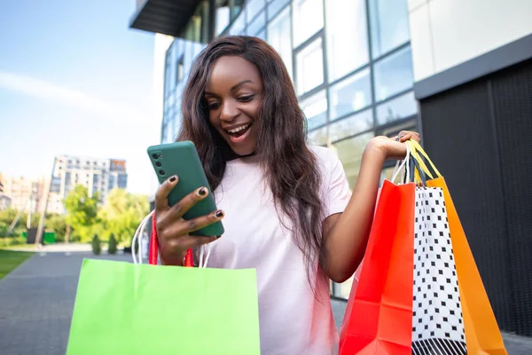 Schockiert Überrascht Afroamerikanische Dame Halten Telefon Viele Taschen Shopper Afrikanische — Stockfoto