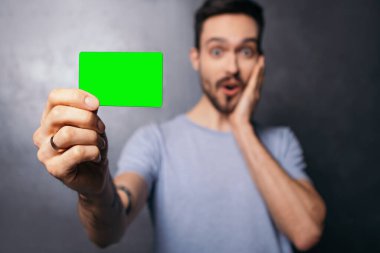 Adamın dövmesi plastik indirimli kredi kartı müşterisi sakalı Avrupalı 'yı şaşırttı. Sade tişört alışverişi. Kara Cuma konsepti.