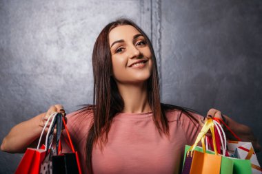 Bayan el ele tutuşun. Alışveriş yapan birçok Amerikalı kadın. Sade pembe tişört giyen, alışveriş sonrası alışveriş yapan, alışveriş yapan, alışveriş yapan, alışveriş yapan, alışveriş yapan, alışveriş yapan, alışveriş yapan, alışveriş yapan, alışveriş yapan, Latin Amerikalı kadınlar.