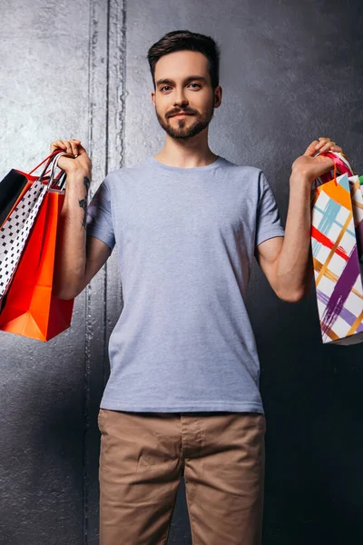 Mann Hält Viele Taschen Shopper Europäisch Gekleidet Einfaches Shirt Tragen — Stockfoto