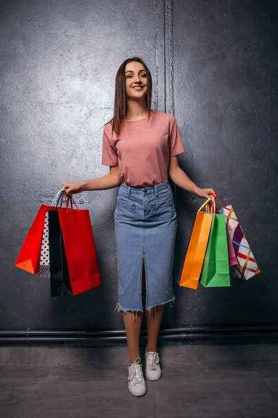 Lady Halten Hände Viele Taschen Shopper Lateinamerikanische Frau Gekleidet Schlicht — Stockfoto