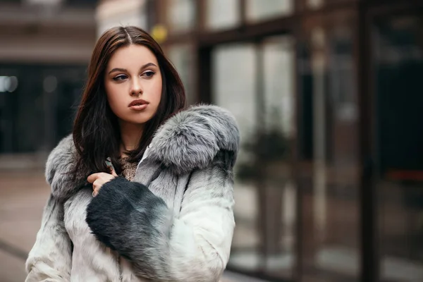 时尚近景肖像画相当自信的女人站在欧洲街头摆姿势打扮时髦的生态友好的人造毛皮外套冬衣鼻孔穿孔大唇 — 图库照片
