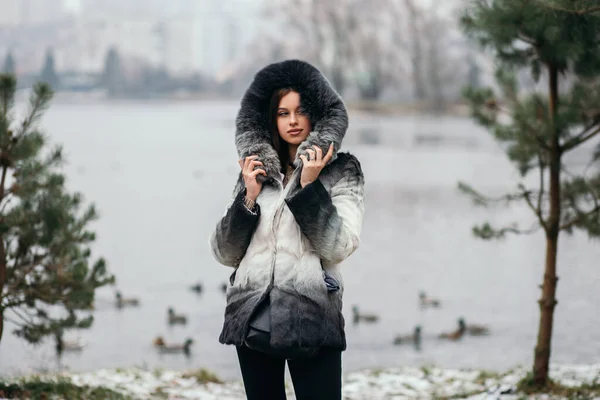 Moda Primo Piano Ritratto Donna Abbastanza Fiducioso Piedi Posa Laghetto — Foto Stock