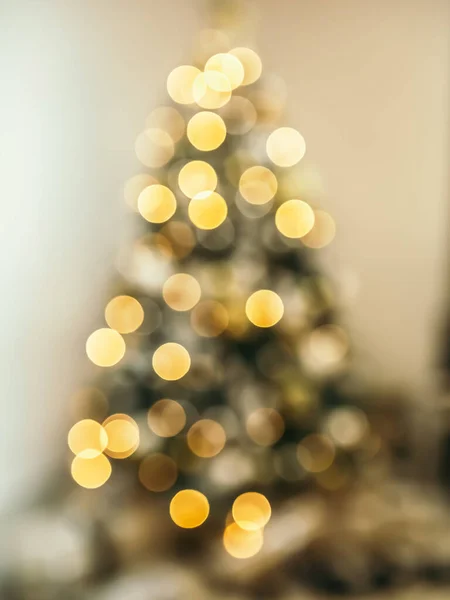 舒适而模糊的公寓房间 装饰着绿色的圣诞树礼物 装饰着蜡烛 夜晚装饰着室内美丽的客厅 灯火通明 — 图库照片