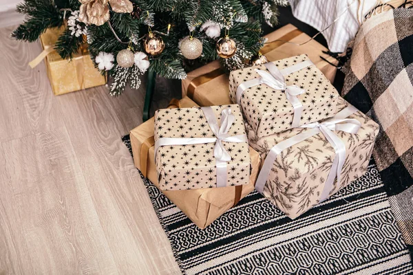 Konforlu daire, yeşil Noel Ağacı hediyeleri halı çelenkleri, mumlar dekore edilmiş iç mekan, akşamları güzel oturma odası, ışıklar parlıyor.