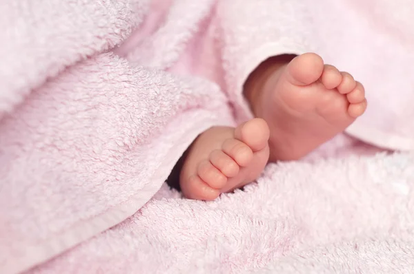 battaniyenin altında bebek ayaklar