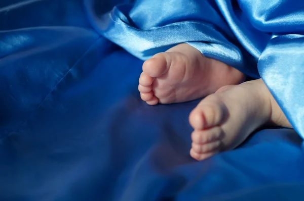 Baby voeten van silk — Stockfoto