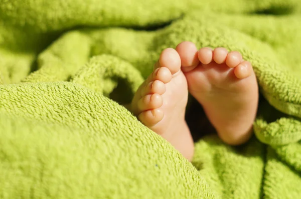 battaniyenin altında bebek ayaklar