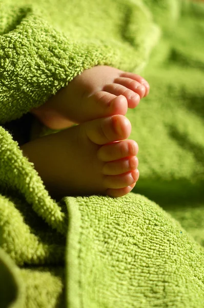 battaniyenin altında bebek ayaklar