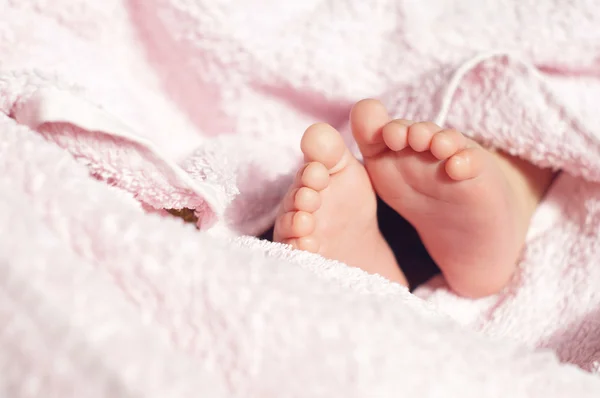 battaniyenin altında bebek ayaklar