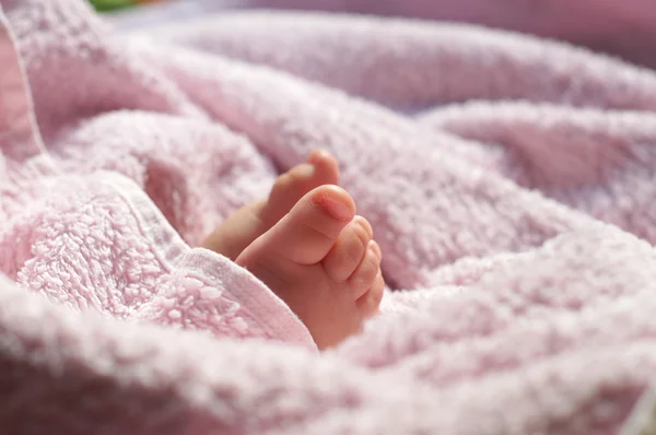 Piedi bambino sotto coperta — Foto Stock