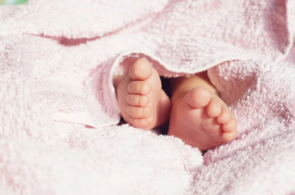 battaniyenin altında bebek ayaklar