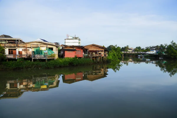 Kanal boyunca kentsel. — Stok fotoğraf