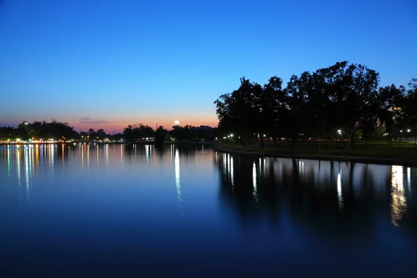 Ciudad escénica junto al lago . — Foto de Stock