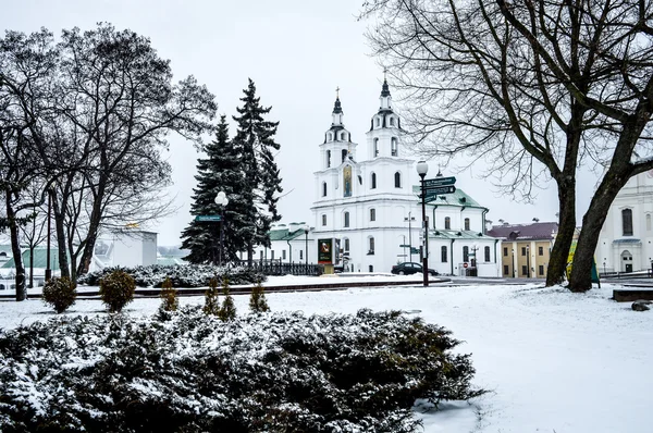 MINSK, BELARUS - 20 de fevereiro de 2016: Catedral do Espírito Santo. Paisagem urbana — Fotografia de Stock