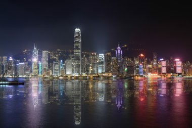 Denizin üzerinde yansıması ile Hong Kong gece çekimi