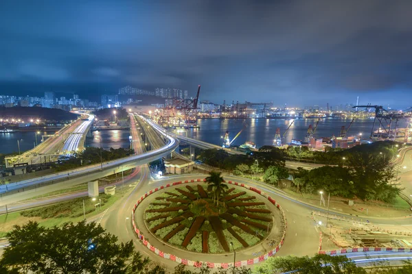 Sterren schijnen in de nachtelijke hemel boven de bruisende neonreclames — Stockfoto