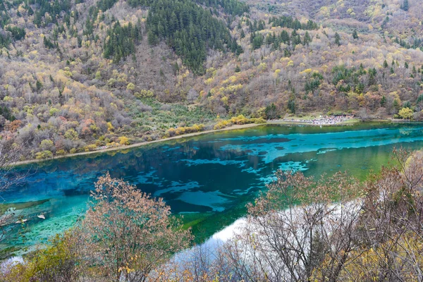 Jezioro kolorowy i lód w jesieni w jiuzhai valley national park, Chiny. — Zdjęcie stockowe