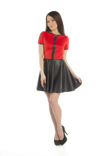 赤と黒のドレスのポーズで美しい少女 — ストック写真