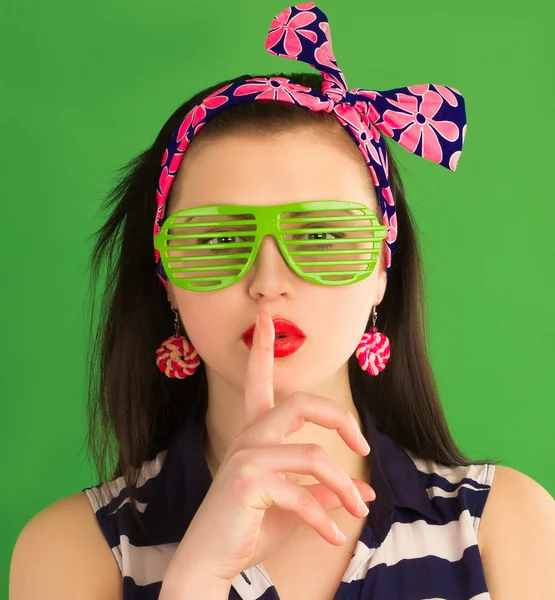 Porträt eines Pin-up-Girls mit Brille — Stockfoto