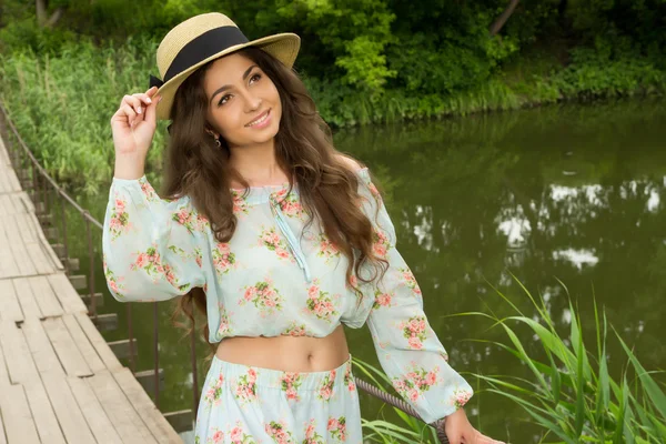 Belle fille dans une robe et un chapeau — Photo