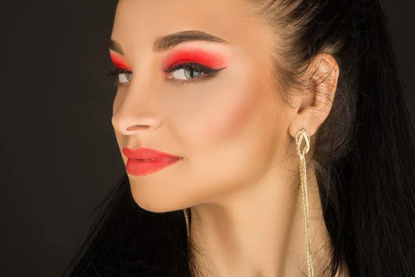 Porträt einer Brünetten mit hellem Make-up — Stockfoto