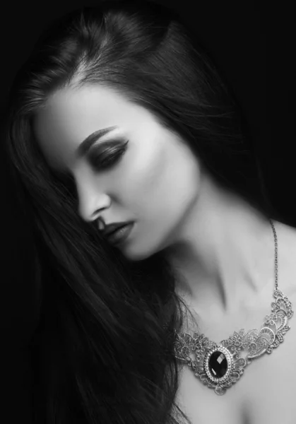 Svartvita porträtt av en vacker brunett med juveler — Stockfoto