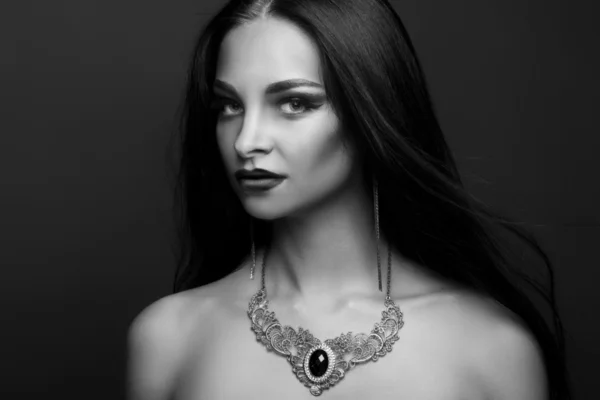 Retrato preto e branco de uma bela morena com jóias — Fotografia de Stock